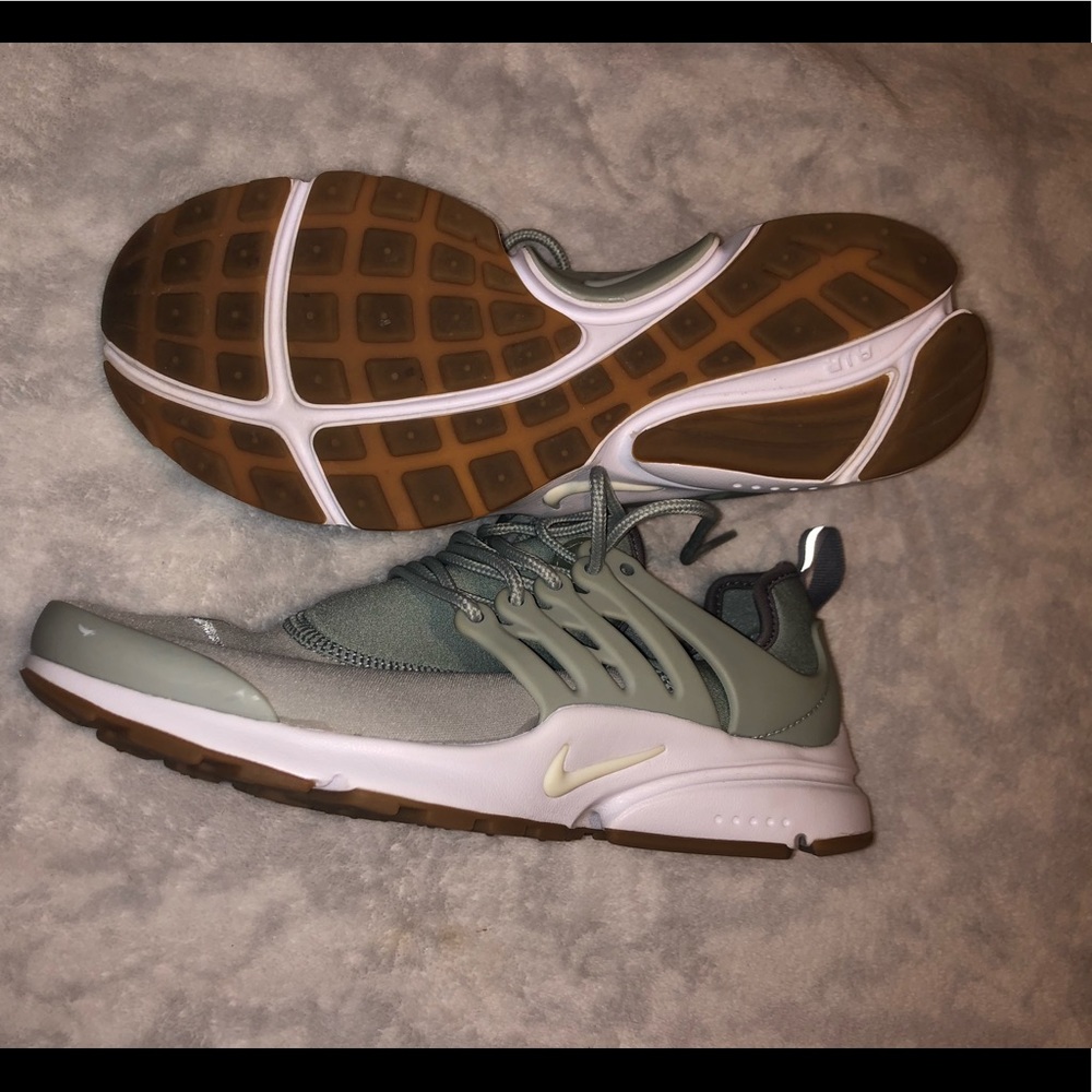 Nike - Picture 3 of 4
